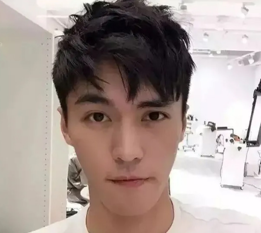 男生有刘?；故敲涣鹾：每?？想留刘海的男生看这里▼▼▼