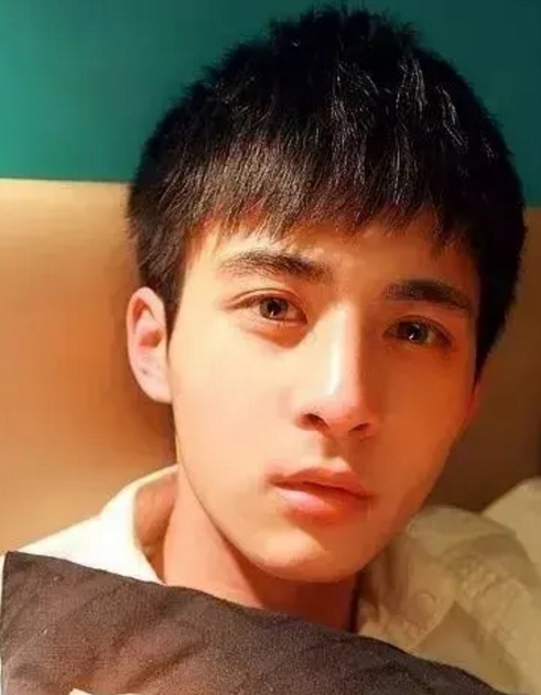 男生有刘?；故敲涣鹾：每?？想留刘海的男生看这里▼▼▼