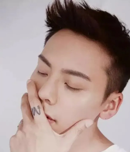 男生有刘?；故敲涣鹾：每矗肯肓袅鹾５哪猩凑饫铷嫧嫧? width=